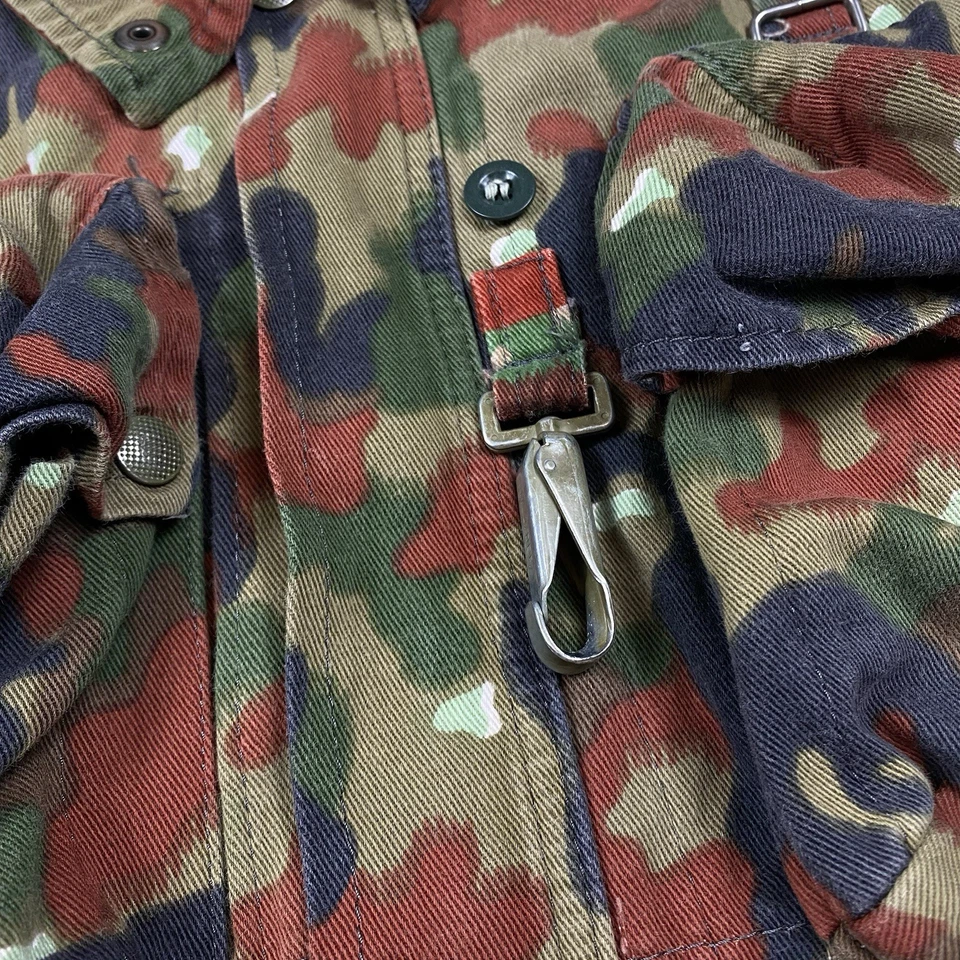 Chaqueta de francotirador vintage del ejército suizo de los años 70 Alpenflage camuflada M70 carga militar de campo Foto 4 de 4