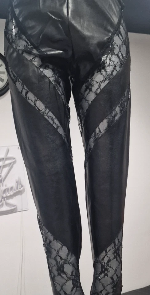 Leggings PrettyLittleThing negros de imitación de cuero con inserciones de encaje Foto 3 de 4