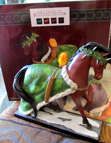 Holiday Horse IE/0975 Spirit of Christmas Present Trail of Painted Ponies 2022 - Picture 4 of 8