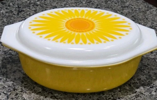 Vintage PYREX Daisy/Sunflower Oval Casserole With Lid #045 Mint Condition