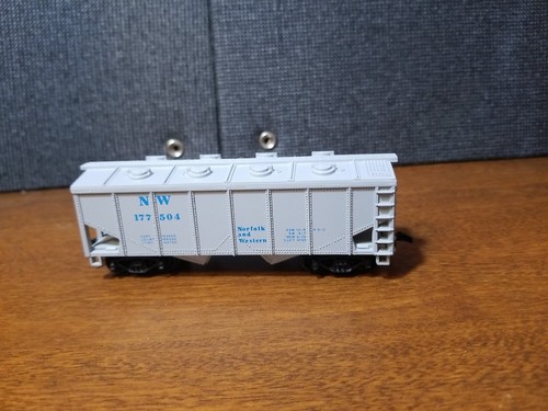 HO Scale "Norfolk & Western" NW 177504 2-bay Cement Hopper Freight Train Car - Picture 6 of 10