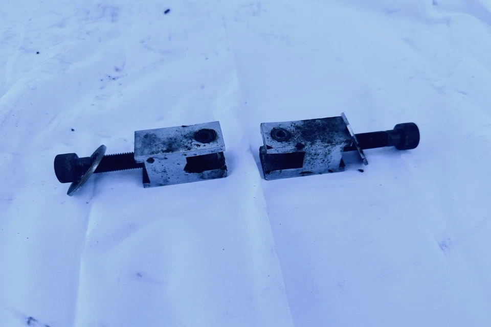 Suzuki Savage 650 LS650 S40 2006 montaje de clavija de pie de pasajero trasero Foto 2 de 4