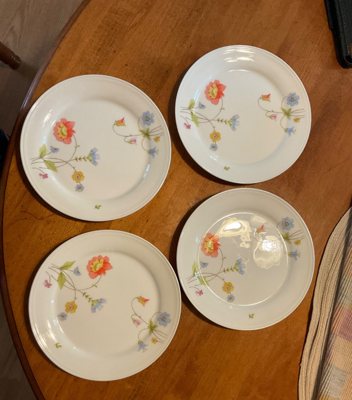 Mikasa Bone China  JUST FLOWERS 4  Bread Dessert Plates A4-182