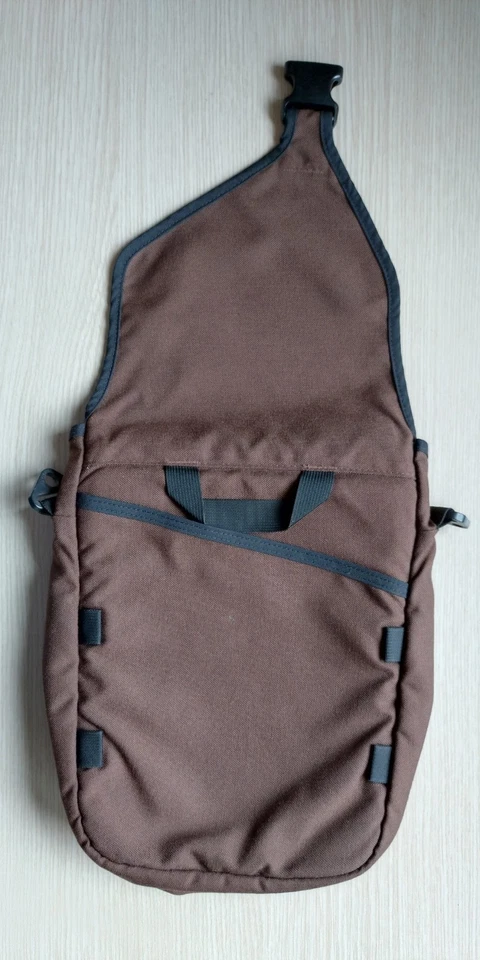 Tom Bihn Ristretto iPad Cocoa/Cayenne Vertical Messenger Bag 11" Tablet Laptop - Image 3 of 4