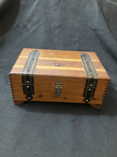 Retro Pilliod Zedernholz Truhe Stil Schmuckschatulle 10,25 Zoll x 3,75 Zoll x 6,75 Zoll