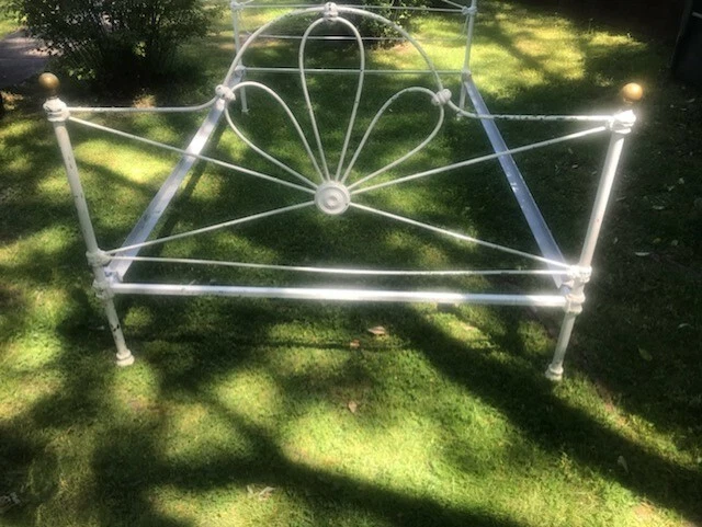 АНТИКВАРНАЯ ПОЛНОРАЗМЕРНАЯ ЖЕЛЕЗНАЯ КРОВАТЬ С ЛАТУННЫМИ ФЛЕРОНАМИ - Изображение 2 из 4