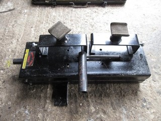 small scissor lift tool for vehicles