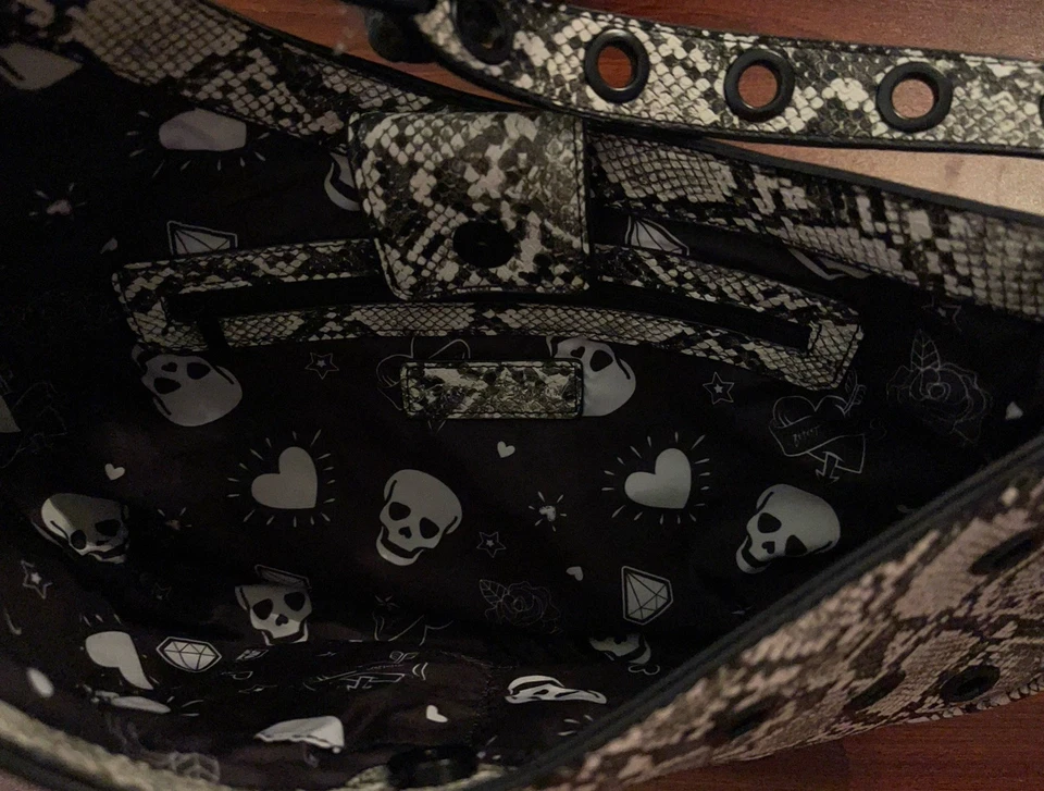 Cartera de hombro Betsey Johnson con estampado de pitón y calavera Foto 2 de 2