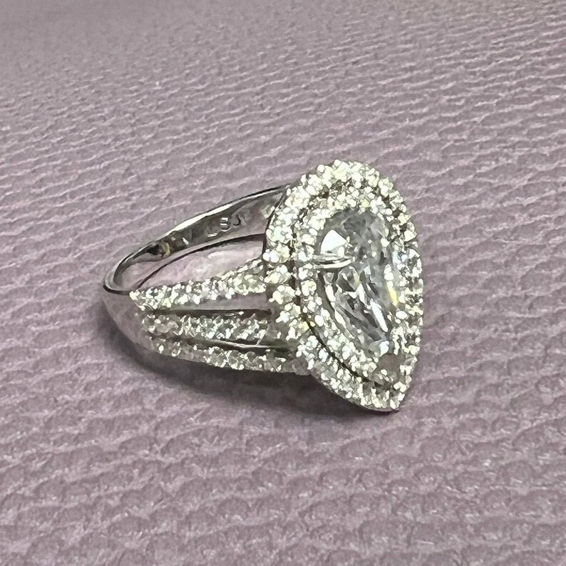 Обручальное кольцо с двойным ореолом из белого золота 14 карат с выращенным в лаборатории бриллиантом грушевидной огранки VS1 2,80 карата - Изображение 2 из 4