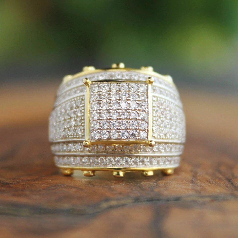 Anillo meñique de diamantes simulados de corte redondo de 2,20 quilates enchapado en oro de plata 925 para hombre Foto 2 de 3