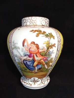 Dresden Baluster Vase mit Watteausque & Blumenplatten, c1890
