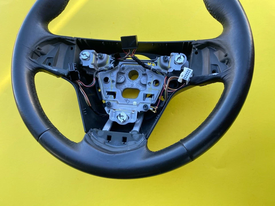 Volante Cadillac ATS 2013-2017 envuelto en negro OEM 23417538 Foto 2 de 4