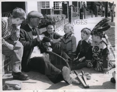 1960 Press Photo A man in Epson, England taking a break to entertain children - 第 1/2 張圖片