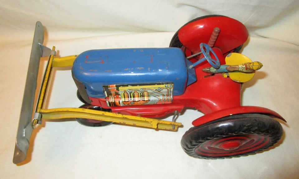 LARGE VINTAGE MARX PRESSED STEEL LITHO. TRACTOR WITH (5) IMPLEMENTS - Image 3 of 4