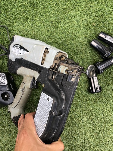 HITACHI Koki NT 65GS 65mm Gas Finish Nailer 16GA - Picture 5 of 6