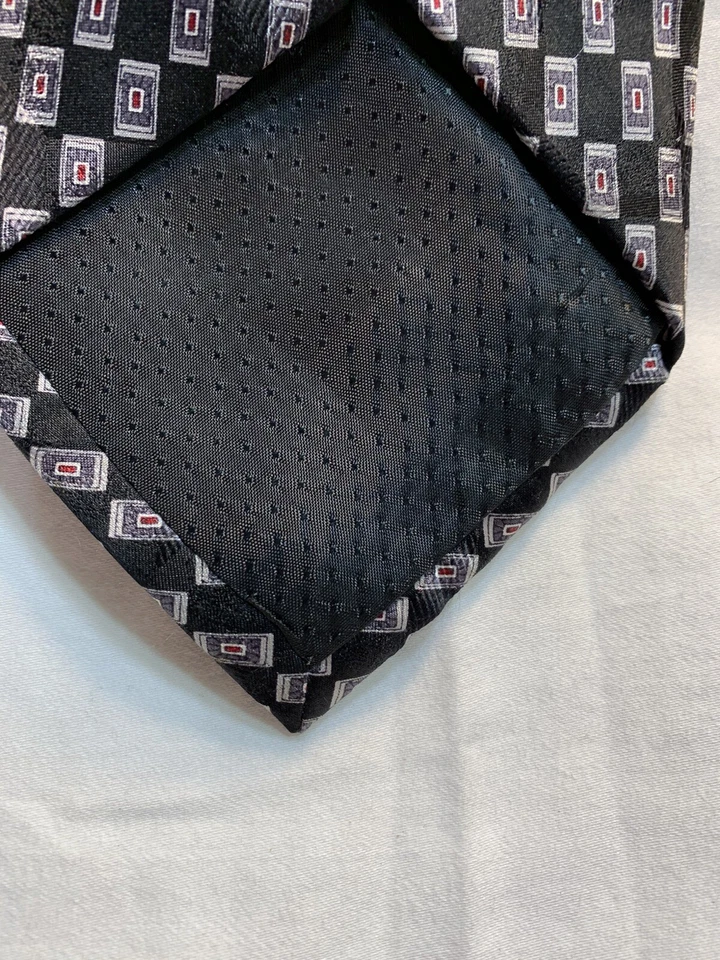 Corbata Via Veneto negra/plateada patrón geométrico seda 60”L 4”W usada Foto 4 de 4