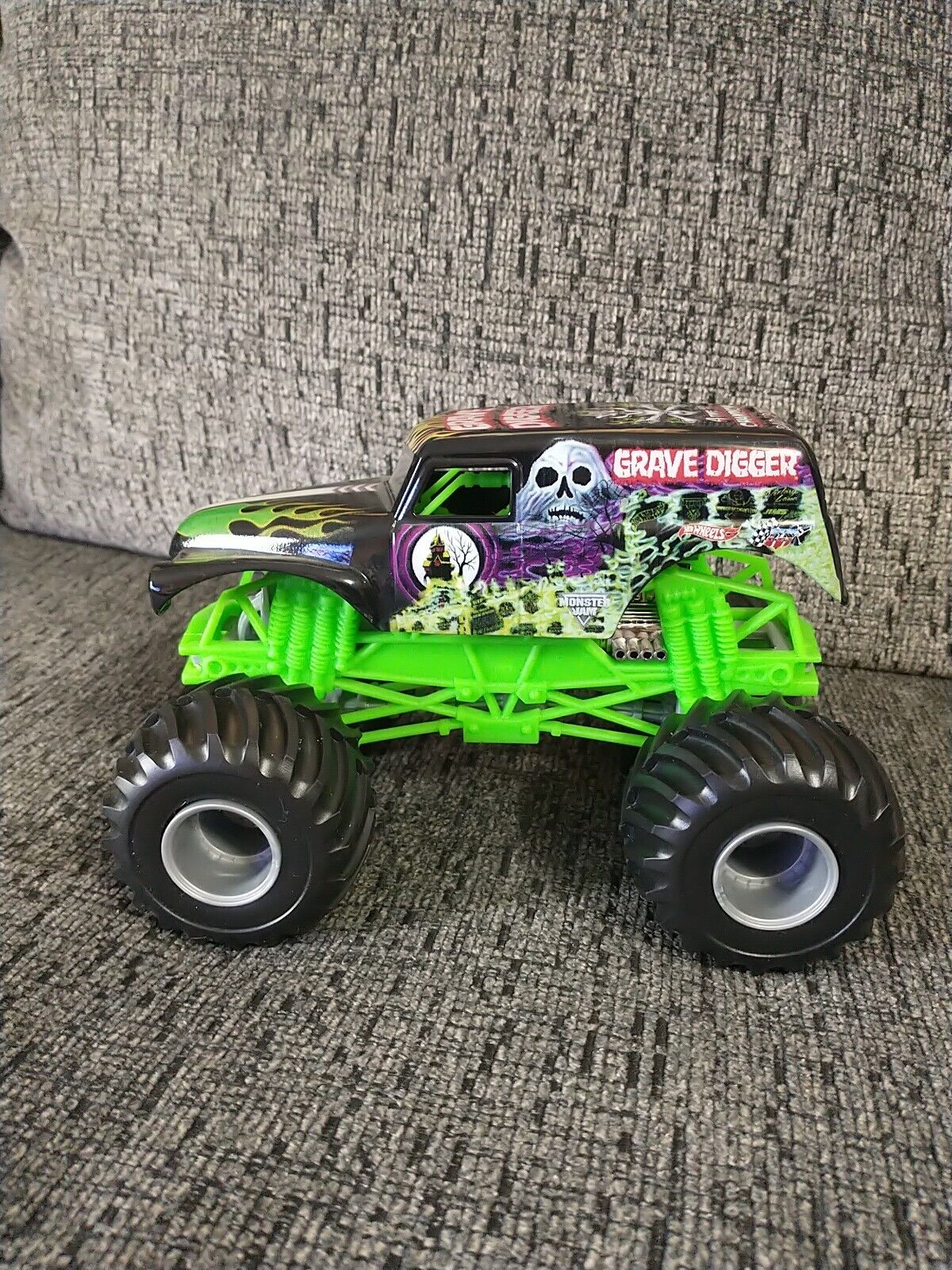 1:24 Scale Hot Wheels Monster Jam Oversized: Grave Digger Red