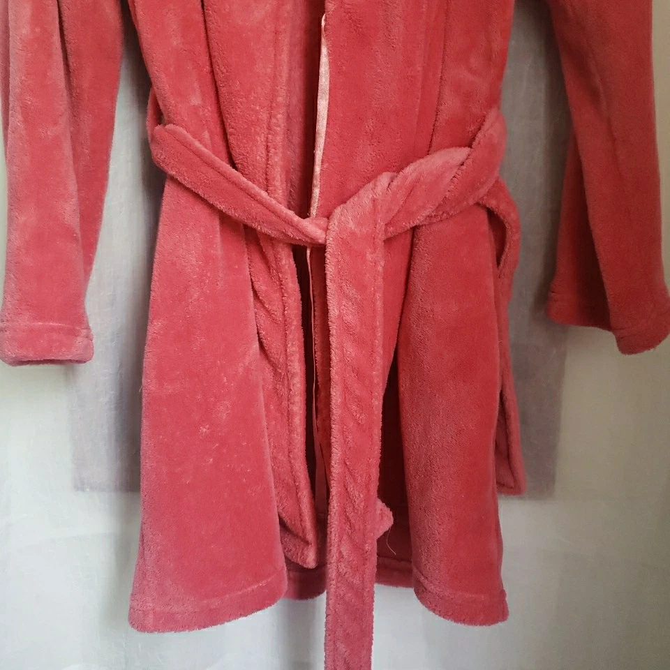 Bata de mujer Dearfoams talla L con capucha polar con cinturón rosa Foto 4 de 4