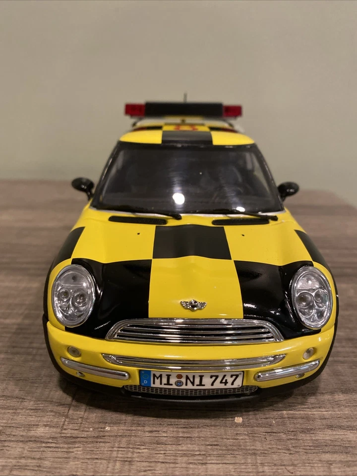 KYOSHO MINI Cooper *FOLLOW ME* #8  Black/Yellow Checker 1/18 RARE 3000pcs - Image 3 of 4