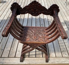 Indonesischer antiker Scherenstuhl mit Pfauenapplikationen