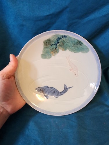 "Plato texturizado de porcelana vintage japonés azul y rosa pez koi 8,75""" - Imagen 1 de 8