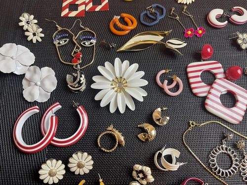 Sweet Lot ! Vintage Flower Power Bold Unique Eclectic Jewelry Bakelite? Enamel