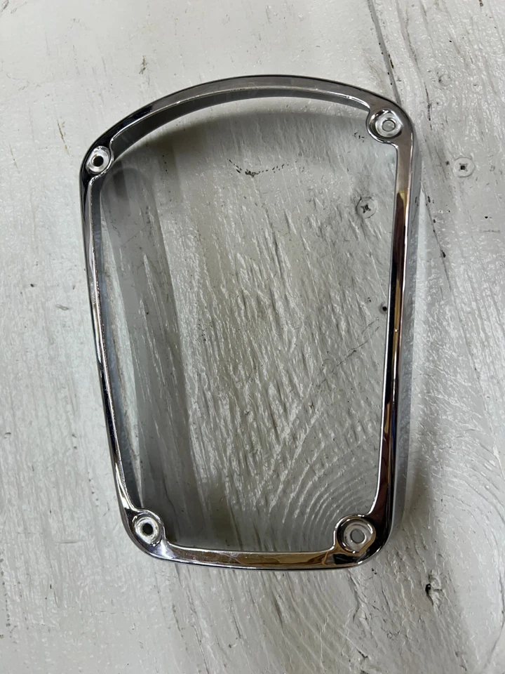 Moldura traseira Victory V92C acabamento cromado peça 2001-03 - Imagem 4 de 4