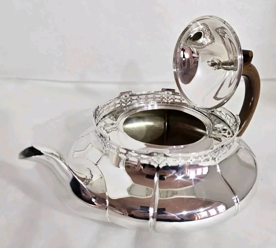 Antique George V sterling silver Tea Pot . Sheffield 1912. By Walker & Hall  - Image 4 of 4