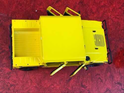 NEW IN BOX Diecast Johnny Lightning SUPER MAGMAS YELLOW HUMMER 1:24 #213-00 - Picture 7 of 19