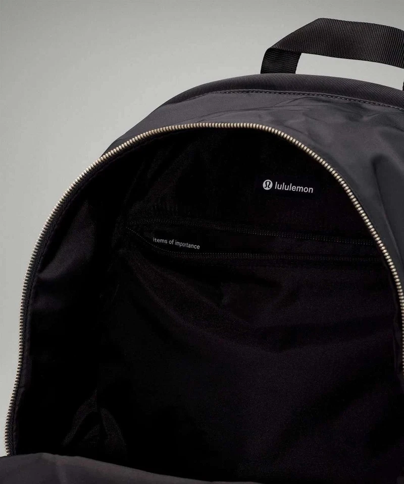 Mochila NUEVA CON ETIQUETAS LULULEMON CITY ADVENTURER Negra Plata 17L ENVÍO GRATUITO Foto 4 de 4