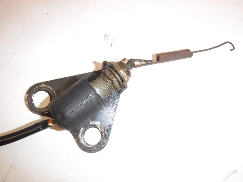 Suzuki TC90 1970 interruptor de freno trasero y soporte Foto 2 de 4