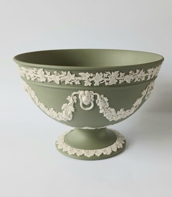 Wedgwood Jaspis grün Fußschale Löwenkopf und Girlande - Jasperware