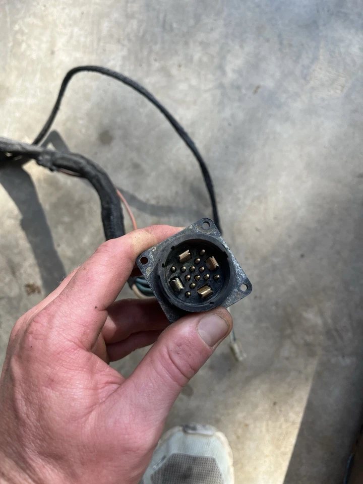 Front wiring harness and gauge pillar for a 5635 or 6635 GEHL skid steer - Image 4 of 4