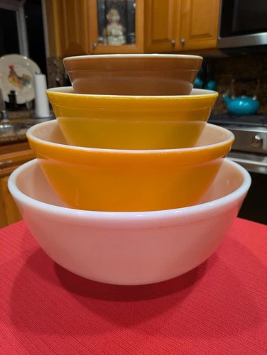 VTG "UNIQUE"  PYREX  SET FOUR (4) MIXING BOWLS "401,402,403,404" "NICE SET"