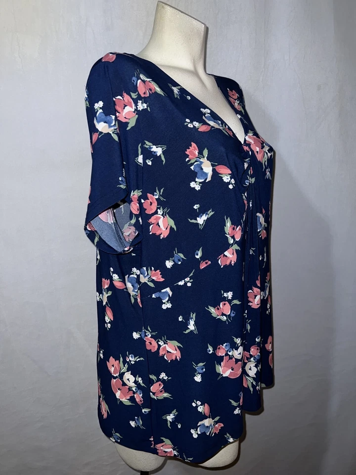Nova Blusa Chaps Top Plus Size 2X Azul Marinho Estampa Floral Manga Curta Decote V - Imagem 3 de 4