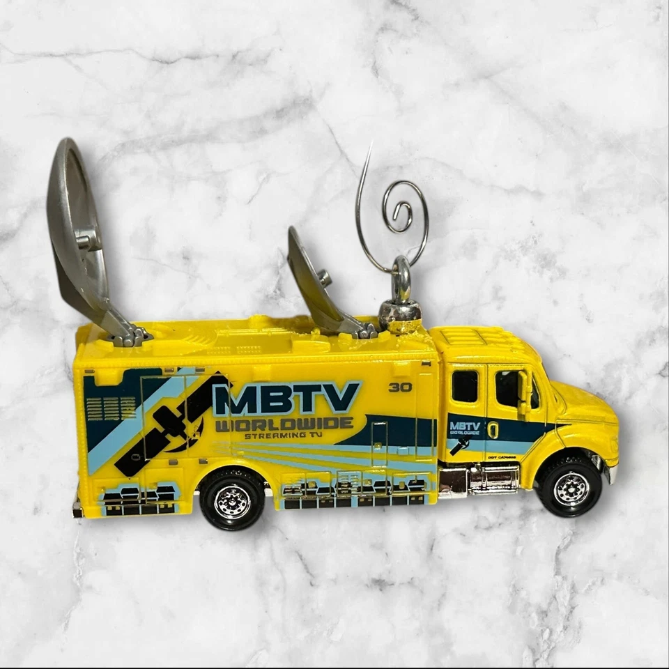 2021 火柴盒 Working Freightliner M2 106 卫星卡车圣诞装饰品 — 第 3/4 张图片