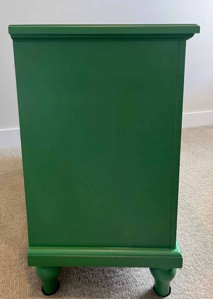 Cómoda Ethan Allen Sarah Pequeña de 3 Cajones de Colección Colores Verde Kelly Foto 3 de 4