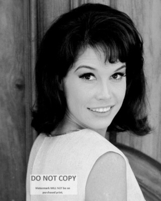 MARY TYLER MOORE LEGENDARY TELEVISION ACTRESS - 8X10 PUBLICITY PHOTO (DA-518)