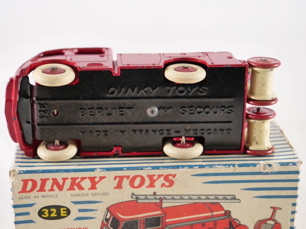 DINKY TOYS Réf 32E Berliet Pompier 1er Secours version