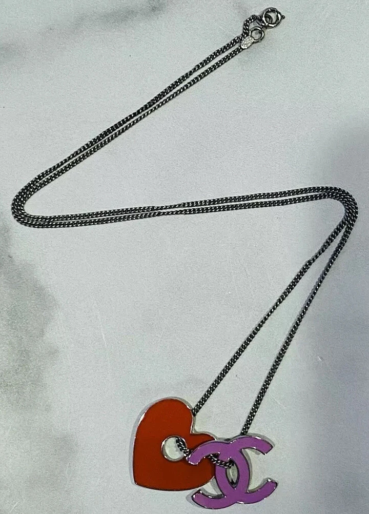 RARA Autentica Collana Chanel Vintage Argento Logo CC e Cuore Ciondolo Lungo Charm
