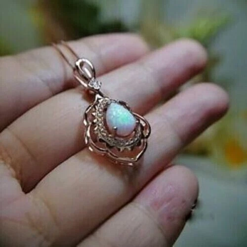 Collar colgante para mujer con halo de ópalos de fuego simulados de pera de 3,20 quilates enchapado en oro rosa Foto 2 de 3