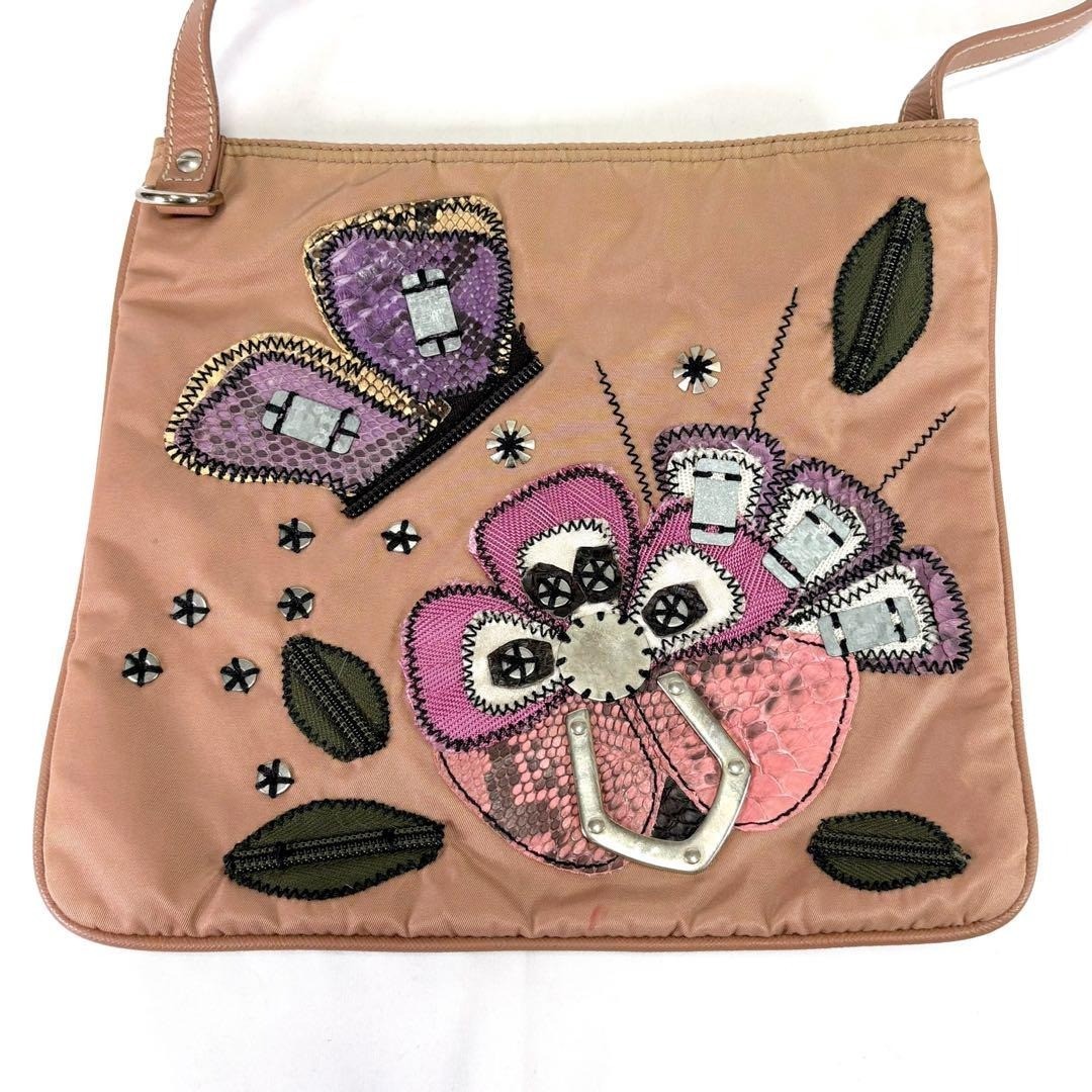 プラダ　PRADA ショルダーバッグ　フラワー　ピンク　刺繍　蝶々 プラダ PRADA ショルダーバッグ フラワー ピンク 刺繍 蝶々