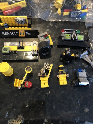 Renault Race Car 2010 In Pitstop - Picture 3 of 7