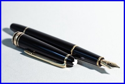 1970s MONTBLANC Meisterstück 144 Füller in Schwarz & Gold mit B 14K Gold Feder