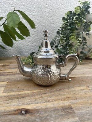 Petite Théière Marocaine en Métal Argenté - Fabrique SALAM Théières Koutbla - Photo 1/4