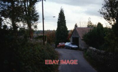 FOTO SCHMALE GASSE BEI PINFARTHINGS DIESE SCHMALE GASSE VERLÄSST DIE AMBERLEY NAILSWO