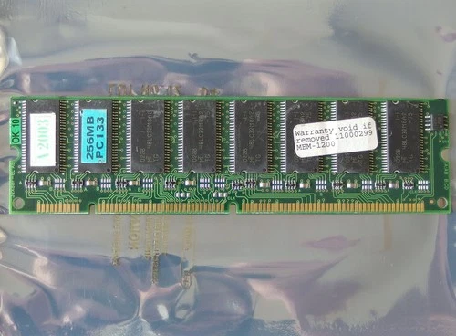 Micron MT48LC32M8A2-75 256MB PC133 168-pin DIMM SDRAM