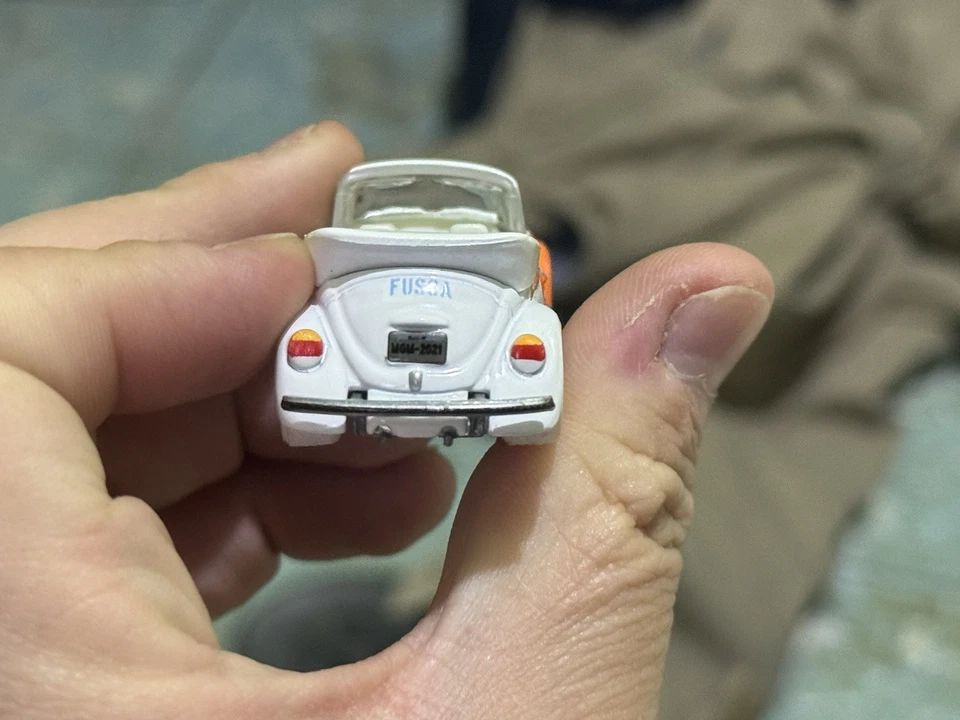 Johnny Lightning 1975 VW Beetle Gulf MgMinis Exclusive Chase White Lightning - Image 4 of 4