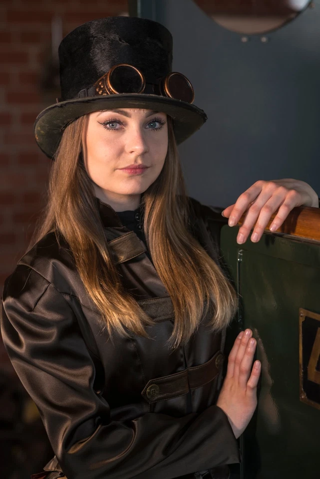 Braune Steampunk Jacke aus Satin viktorianischer Stil Metallknöpfe Messing S/M - Bild 1 von 4