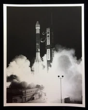 USAF DELTA II LAUNCHING COMPLEX 17-A SPECIAL INTEREST B & W PHOTO PL93C-10823